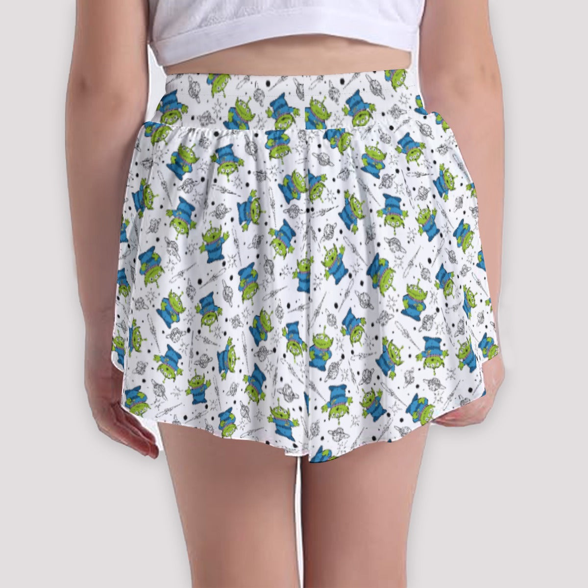 Playful Green Aliens on White - Girls’ Flowy Pocket Shorts