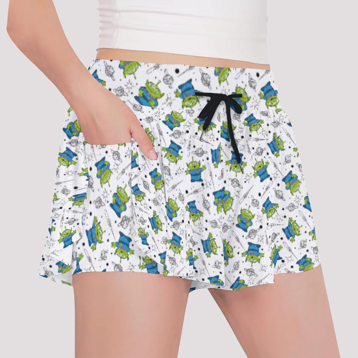 Playful Green Aliens on White - Girls’ Flowy Pocket Shorts
